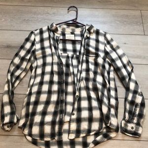 Size S women’s American Eagle boyfriend Fit black and white button up flannel